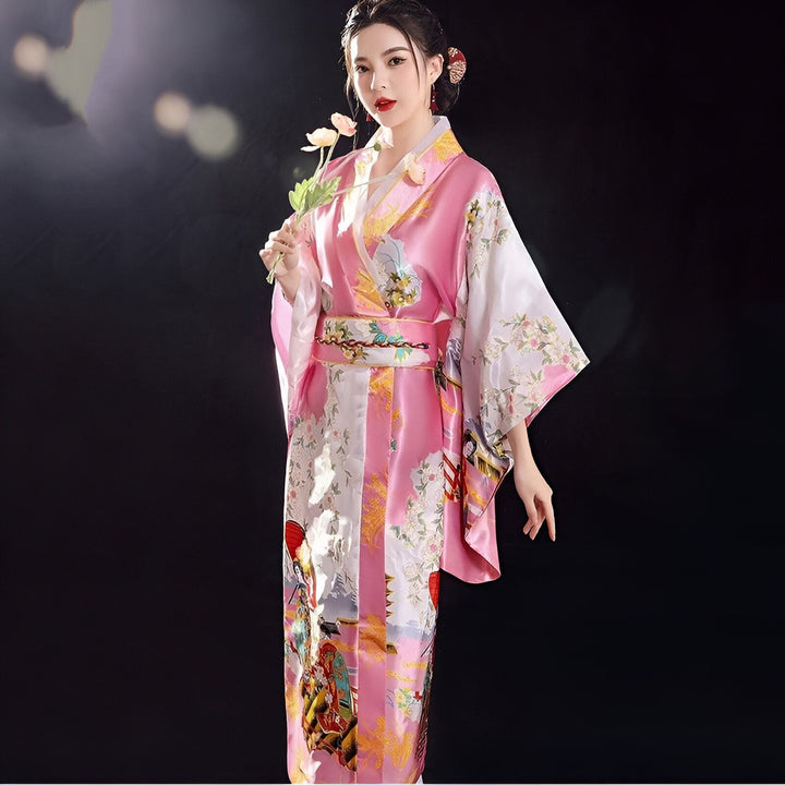 Femme portant un kimono rose traditionnel à motifs floraux. Vêtements japonais authentiques en vente.