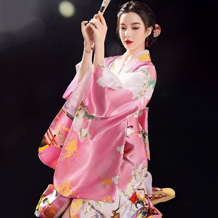 Femme en kimono rose et blanc, tenant un éventail. Kimonos traditionnels japonais en vente. Vêtements asiatiques authentiques. Style kimono, mode féminine.