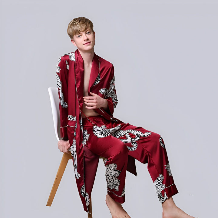 Homme portant un kimono rouge en soie avec motifs de tigres blancs. Pyjama kimono luxueux. Vêtements d'intérieur japonais modernes. Mode masculine kimono.