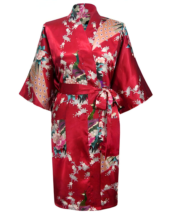Kimono rouge en satin avec motifs de paons et de fleurs. Peignoir japonais élégant et confortable. Vêtement traditionnel revisité pour un look moderne et raffiné. Idéal pour la détente à la maison ou comme pièce de mode unique.
