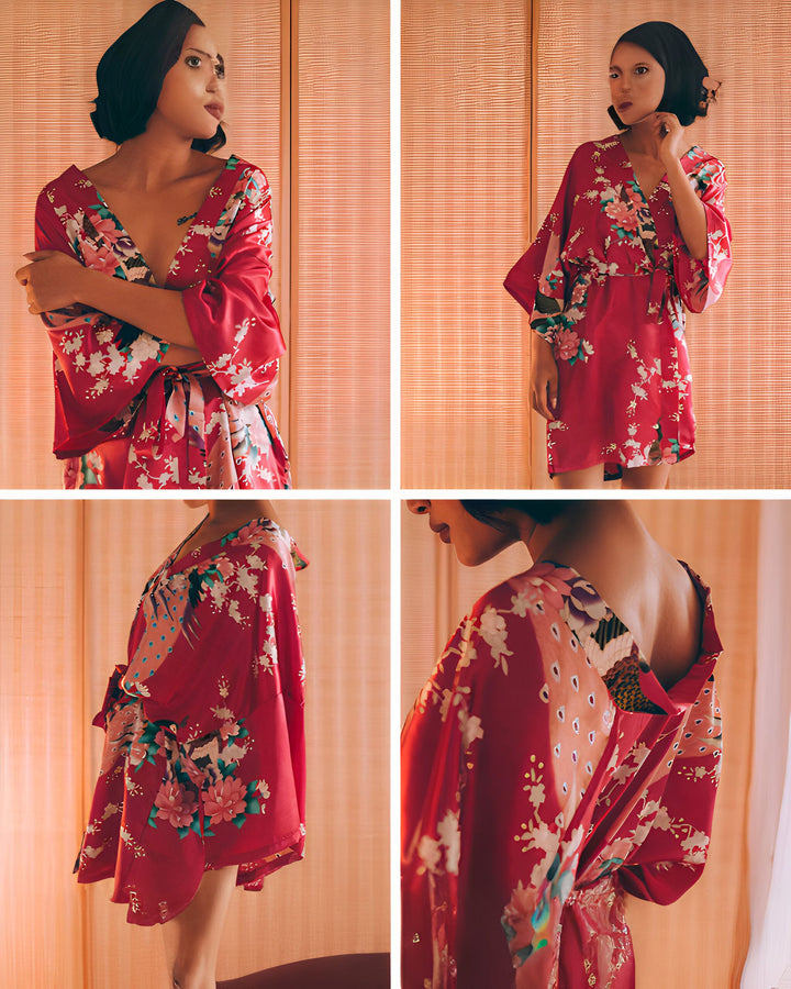 Femme portant un kimono rouge avec des motifs floraux. Vêtements d'intérieur confortables et élégants. Kimono avec ceinture assortie, idéal pour se détendre à la maison. Découvrez notre collection de kimonos uniques.