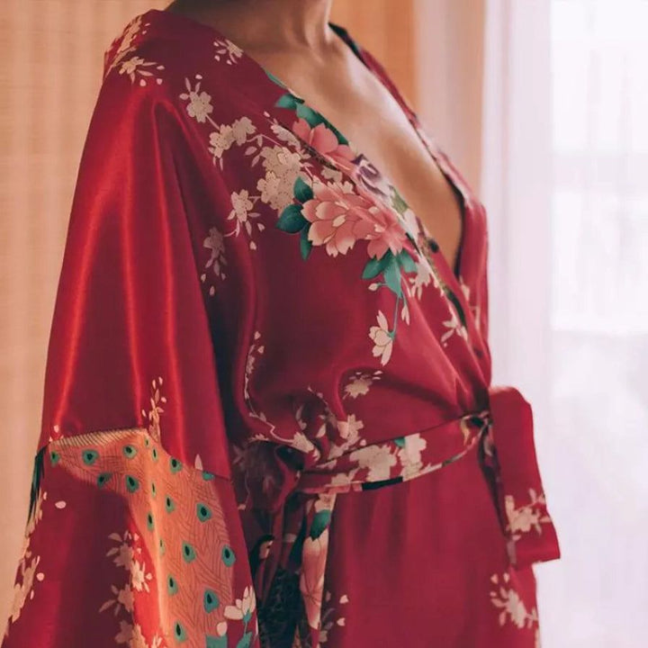 Kimono rouge avec motifs floraux et de paon, parfait pour se détendre avec style. Découvrez notre collection de kimonos uniques.