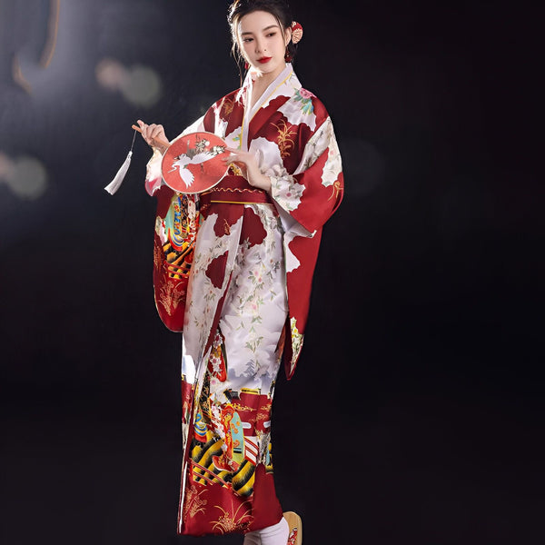 Femme en kimono rouge et blanc, tenant un éventail. Vêtements traditionnels japonais à motifs floraux et de grues. Kimonos de haute qualité en vente.