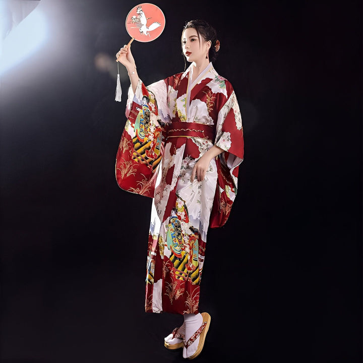 Femme en kimono rouge et blanc avec motifs traditionnels, tenant un éventail. Vente de kimonos authentiques.