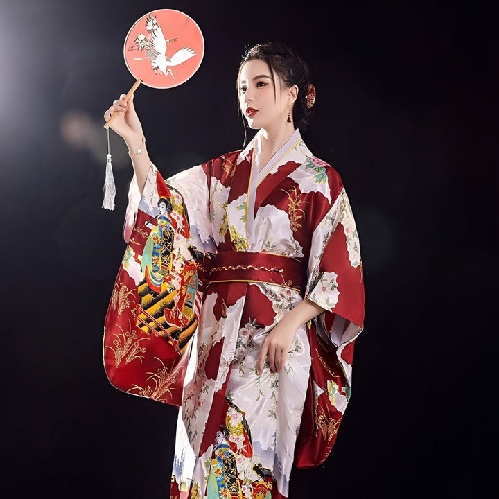 Femme en kimono rouge et blanc, tenant un éventail. Vente de kimonos traditionnels et modernes. Motifs floraux et illustrations japonaises. Style élégant et raffiné.