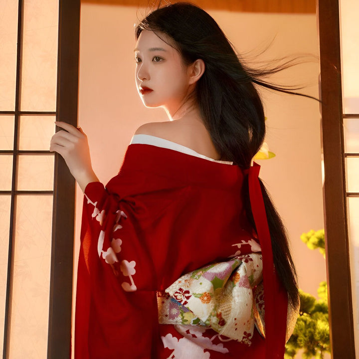 Femme portant un kimono rouge élégant avec motifs floraux. Vêtements traditionnels japonais disponibles à l'achat. Kimonos de haute qualité pour toutes occasions.