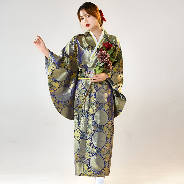 Femme portant un kimono traditionnel japonais bleu et or avec des motifs floraux. Elle tient des fleurs. Vêtements japonais, style, mode. Kimonos en vente.