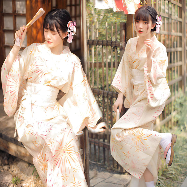 Deux jeunes femmes en kimonos fleuris. Vente de kimonos traditionnels japonais, motifs floraux élégants, tenues authentiques pour événements spéciaux et célébrations. Style et élégance japonaise.