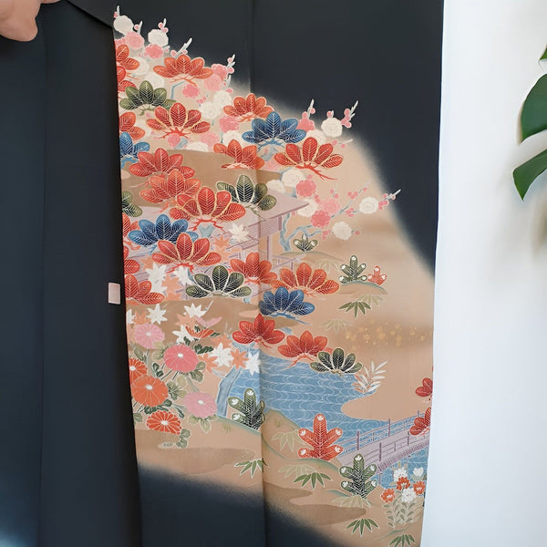 Kimono japonais noir avec motif floral et paysage délicat. Détails raffinés, couleurs vives et design traditionnel. Vêtement unique pour un style élégant et authentique. Découvrez notre collection de kimonos.