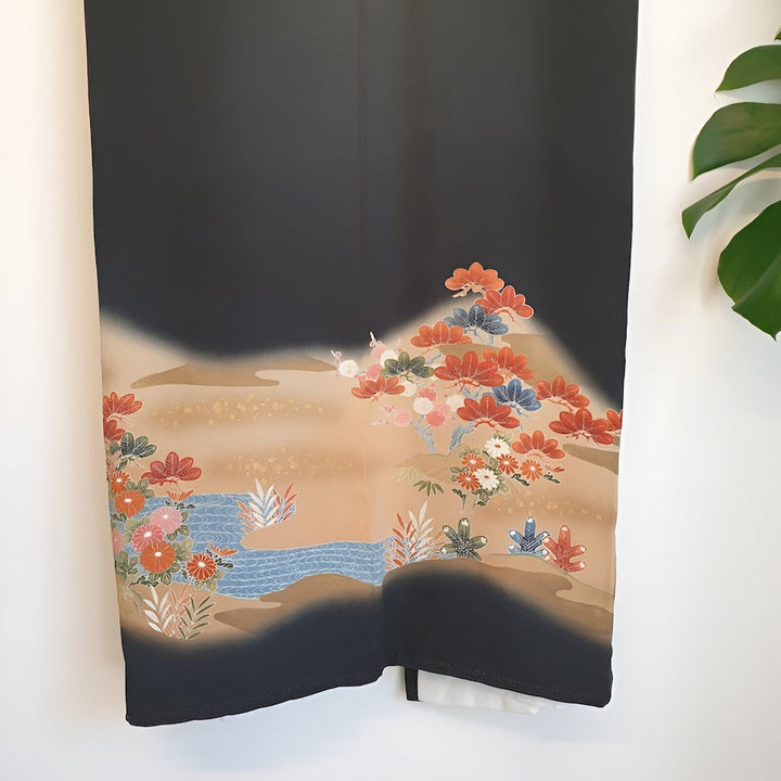 Kimono noir avec motifs floraux et paysage japonais. Vêtement traditionnel élégant disponible à l'achat.