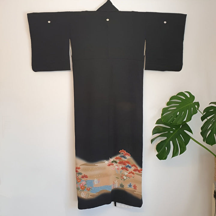 Kimono japonais noir avec motif floral brodé. Vêtements traditionnels japonais à vendre. Magnifique kimono vintage pour femmes.