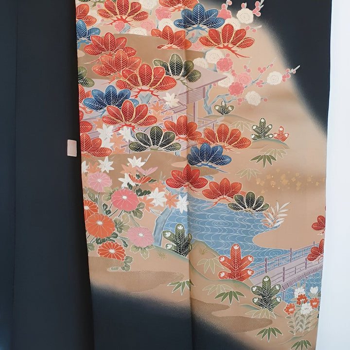 Kimono japonais avec motif floral et paysage, couleurs vives. Vêtements traditionnels japonais.