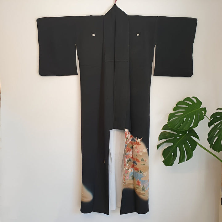 Kimono japonais noir avec motifs floraux, suspendu. Vêtements traditionnels japonais.