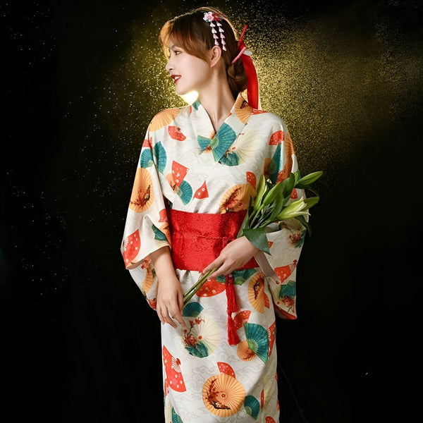 Femme portant un kimono japonais traditionnel à motifs d'éventails. Ceinture obi rouge. Kimonos de style japonais authentique à vendre.