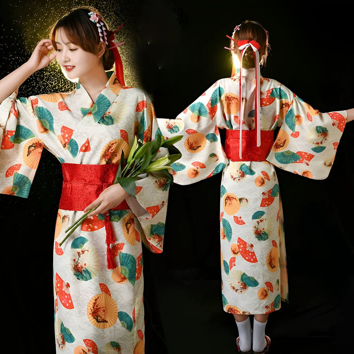 Femme en kimono japonais à motifs d'éventails colorés, ceinture obi rouge. Vue de face et de dos. Kimonos traditionnels à vendre.