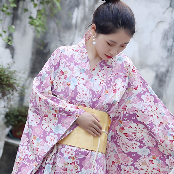 Femme portant un kimono violet à motifs floraux. Vente de kimonos traditionnels japonais. Style et élégance du Japon.