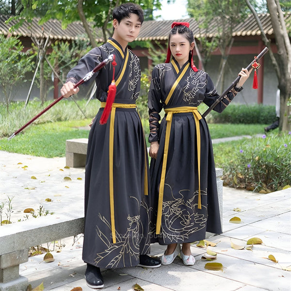 Couple portant des kimonos traditionnels chinois avec des dragons brodés et des ceintures jaunes. Ils tiennent des lances. Vente de kimonos en ligne.
