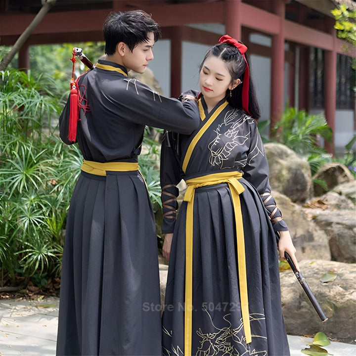 Couple portant des kimonos traditionnels japonais noirs avec des ceintures jaunes. Kimonos élégants et authentiques à vendre. Style japonais classique pour hommes et femmes.