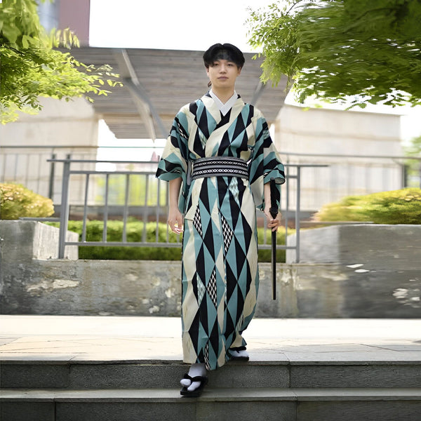Homme portant un kimono traditionnel japonais avec un motif géométrique losange bleu, noir et beige. Vente de kimonos.