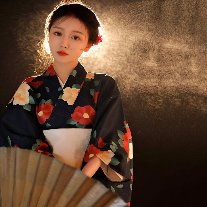 Femme portant un kimono traditionnel à fleurs. Découvrez notre collection de kimonos japonais authentiques.