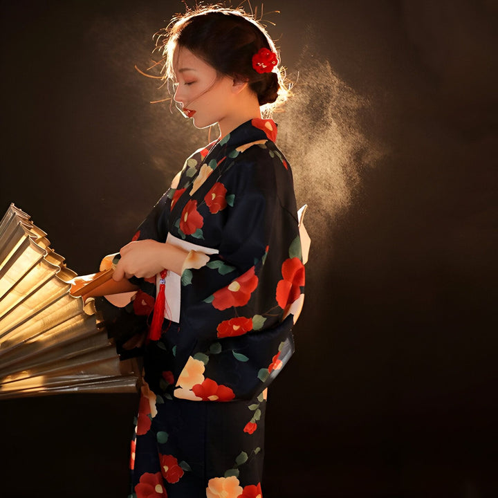 Femme en kimono floral tenant une ombrelle. Découvrez notre collection de kimonos traditionnels et modernes. Élégance japonaise pour toutes les occasions.