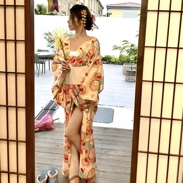 Femme portant un kimono coloré avec un motif traditionnel, tenant une fleur. Vente de kimonos authentiques et élégants.