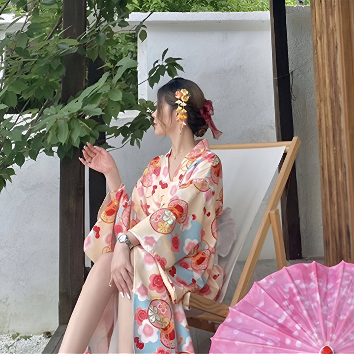 Femme portant un kimono fleuri traditionnel japonais. Notre collection de kimonos offre une élégance authentique et un style unique. Découvrez notre sélection de kimonos pour toutes les occasions.
