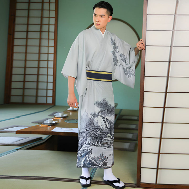 Homme portant un kimono gris avec imprimé traditionnel japonais, obi bleu et or, dans un intérieur de style japonais. Kimono à vendre.