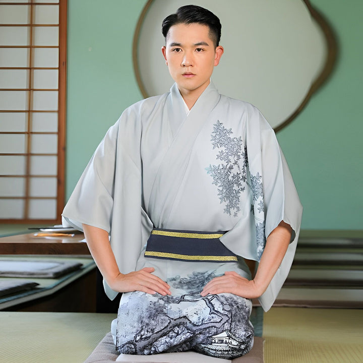 Homme portant un kimono japonais gris clair avec des motifs floraux et une ceinture obi noire et or. Vente de kimonos authentiques.