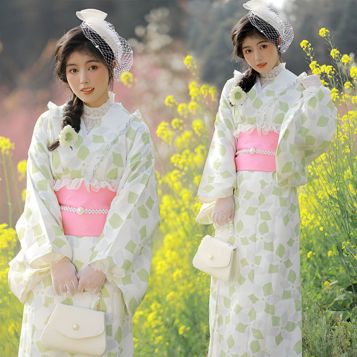 Deux femmes portant des kimonos japonais à motifs floraux verts et blancs avec des ceintures roses. Kimonos élégants et traditionnels en vente.