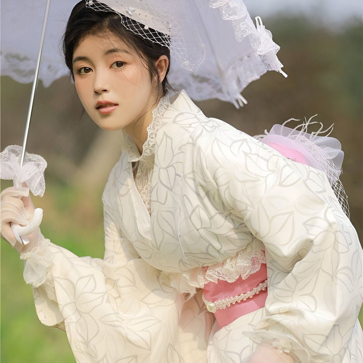 Femme en kimono blanc élégant avec motifs, portant ombrelle dentelle. Vente de kimonos raffinés. Mode japonaise traditionnelle revisitée. Accessoires inclus : ombrelle, gants. Look raffiné et sophistiqué.