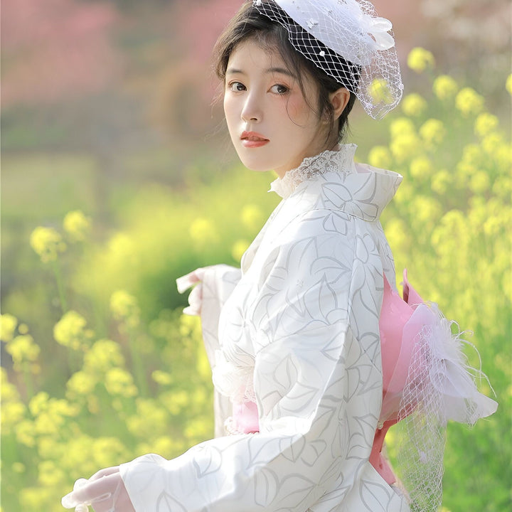 Jeune femme en kimono blanc fleuri et chapeau à voilette. Vente de kimonos traditionnels et modernes pour femme.