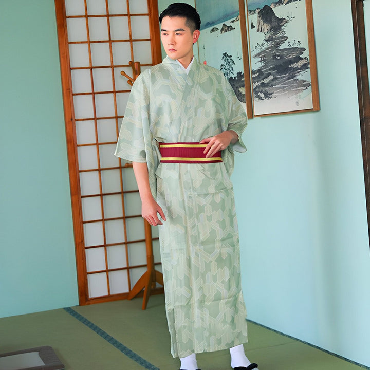 Homme portant un kimono japonais vert clair avec motif et une ceinture rouge. Vente de kimonos traditionnels et modernes pour hommes.