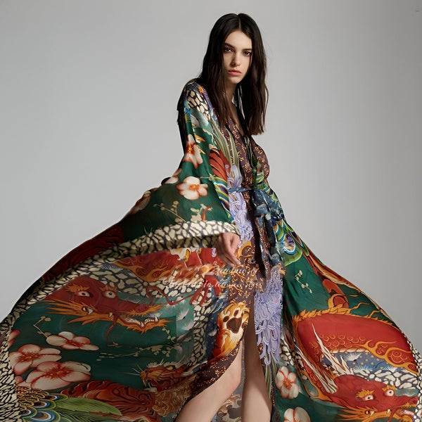 Femme portant un kimono long et fluide avec des motifs floraux et de dragons. Kimono vert, rouge et marron. Collection de kimonos de notre boutique en ligne.