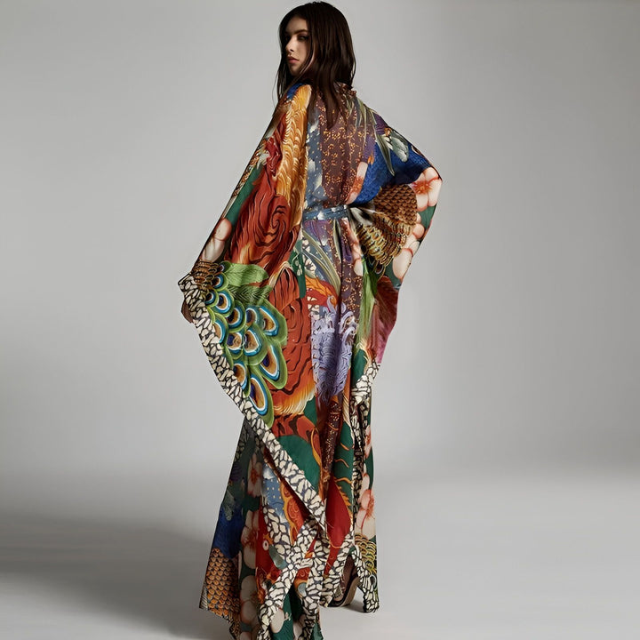 Femme portant un kimono long et coloré avec des motifs floraux et de plumes. Élégance et style en kimono pour toutes les occasions. Notre collection de kimonos uniques.