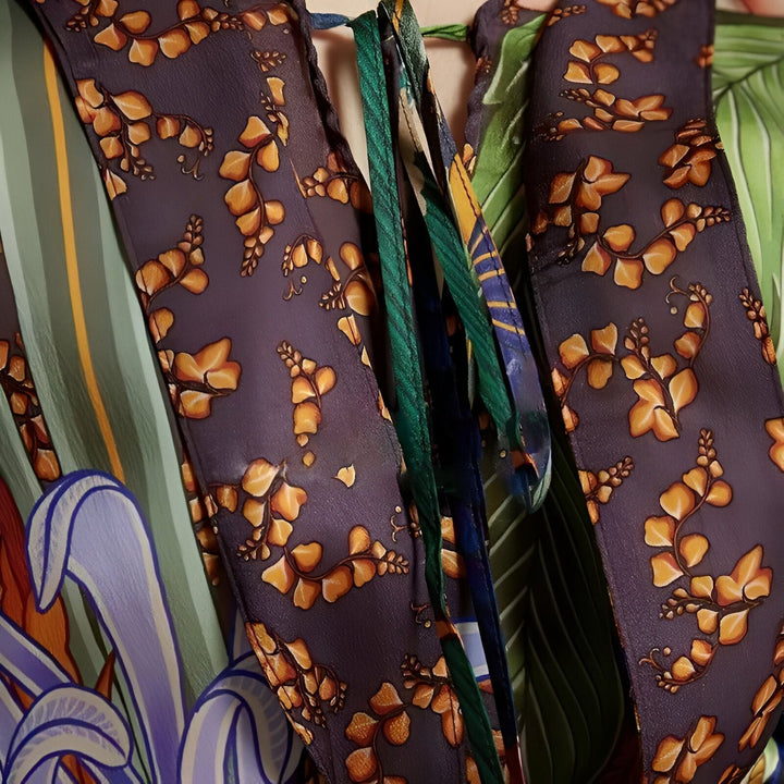 Détail d'un kimono coloré avec motifs floraux et rayures. Nœud de fermeture avec cordons. Kimonos de style japonais pour femme, motifs variés. Vêtements amples et confortables, disponibles à l'achat.