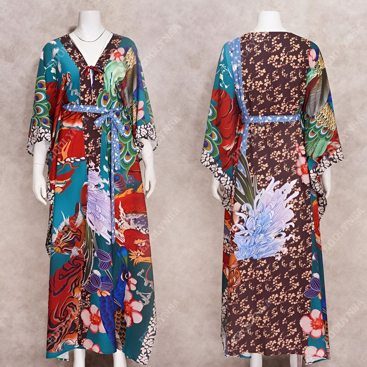 Kimono long imprimé floral et animal, style bohème. Vue de face et de dos sur un mannequin. Ceinture bleue à pois. Vêtements amples, parfaits pour l'été.