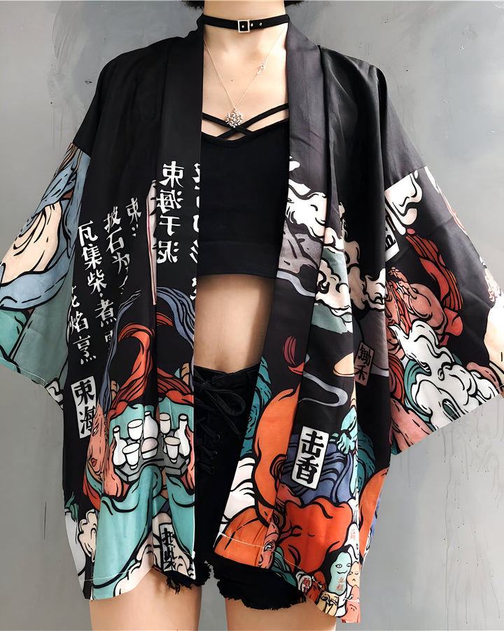 Kimono noir imprimé motifs japonais. Vêtements traditionnels japonais revisités avec style. Idéal pour un look unique et tendance. Découvrez notre collection de kimonos!