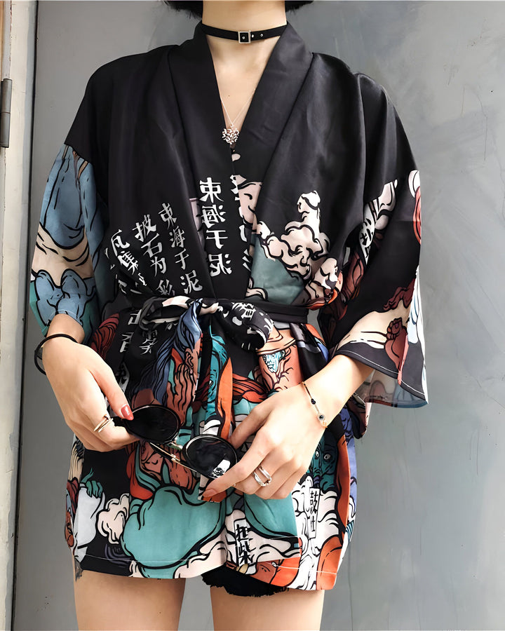 Femme portant un kimono noir imprimé de motifs japonais colorés. Elle tient des lunettes de soleil. Vêtements de style japonais à la mode.