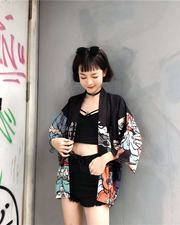 Jeune femme portant un kimono imprimé coloré. Kimono noir avec motifs japonais traditionnels. Vêtements de style japonais modernes. Mode kimono pour femmes. Achetez des kimonos uniques en ligne.