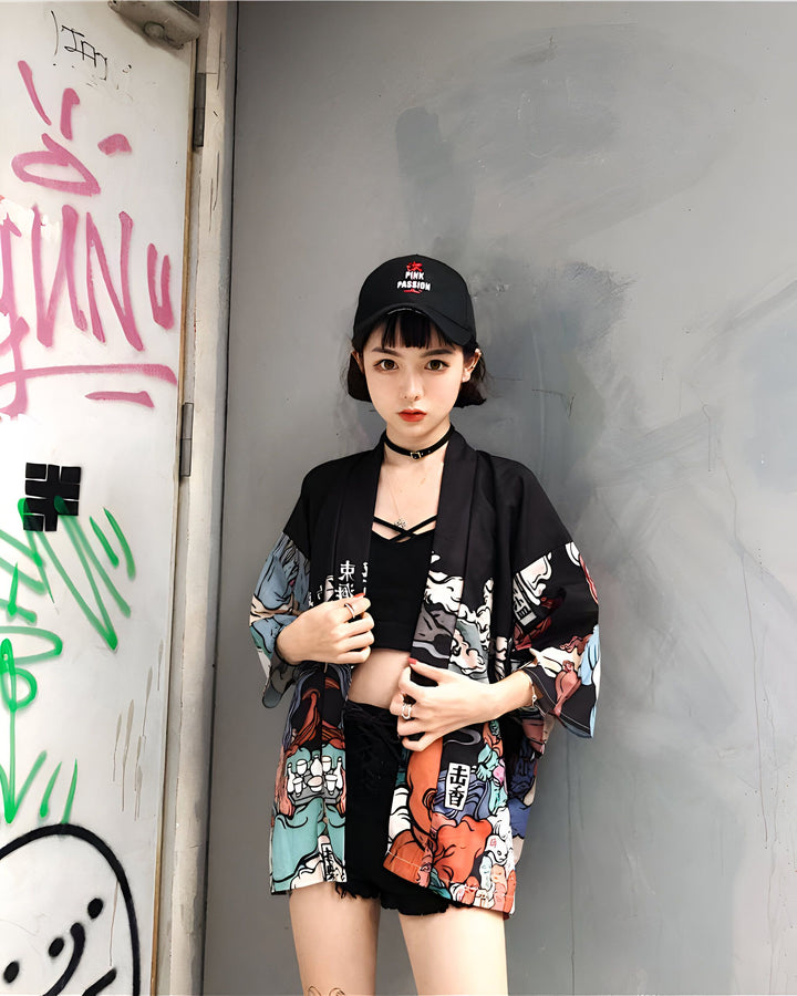 Jeune femme portant un kimono imprimé coloré avec des motifs japonais, un débardeur noir et une casquette. Vêtements style kimono à la mode.