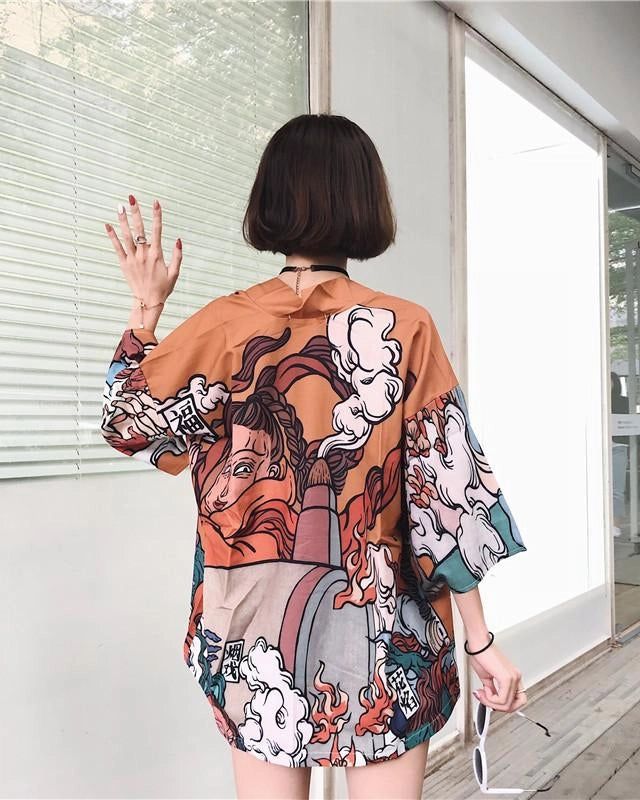Femme portant un kimono orange à motifs japonais. Vêtements traditionnels inspirés de la culture asiatique. Kimonos pour femmes, collection mode.