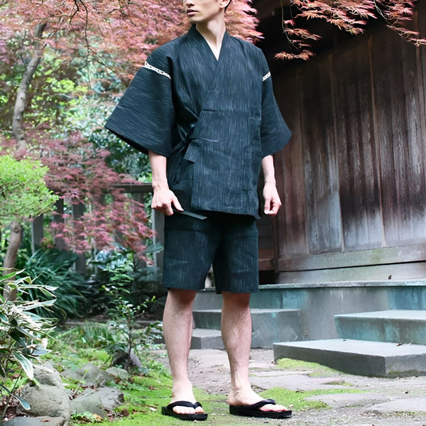 Homme portant un kimono d'été noir traditionnel japonais (yukata) et des sandales (geta). Kimonos élégants à vendre.