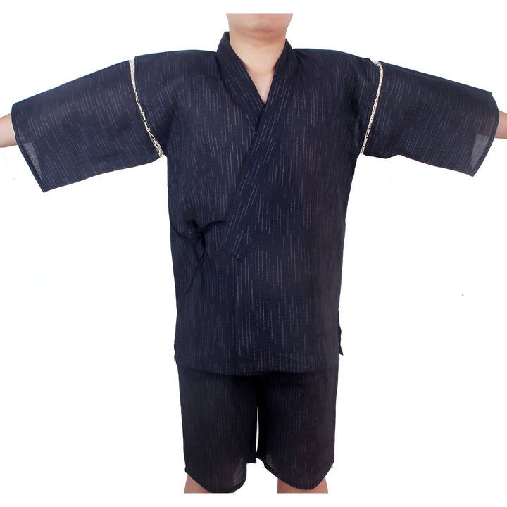Kimono japonais homme en coton noir à rayures. Ensemble veste et short. Vêtement traditionnel confortable et élégant.