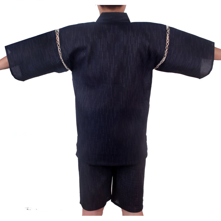 Dos d'un homme portant un kimono bleu marine avec des rayures verticales et des finitions blanches sur les manches. Ensemble kimono et short en vente.