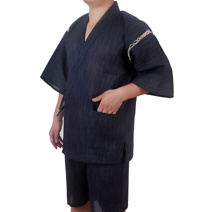 Homme portant un kimono japonais bleu marine rayé avec short assorti. Vêtement traditionnel japonais confortable et décontracté. Idéal pour la maison ou les vacances.