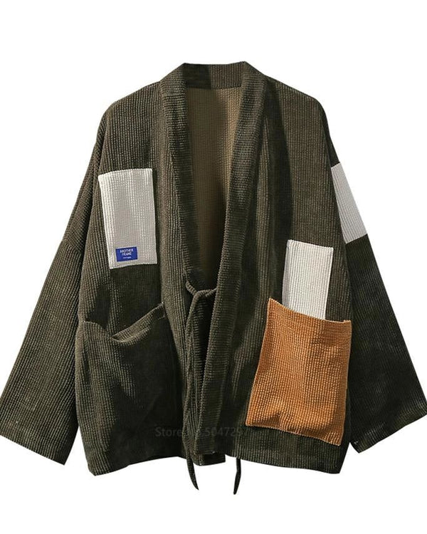 Kimono en velours côtelé vert foncé avec poches contrastées. Vêtement de style japonais, idéal pour un look décontracté et tendance. Disponible dans notre boutique en ligne.