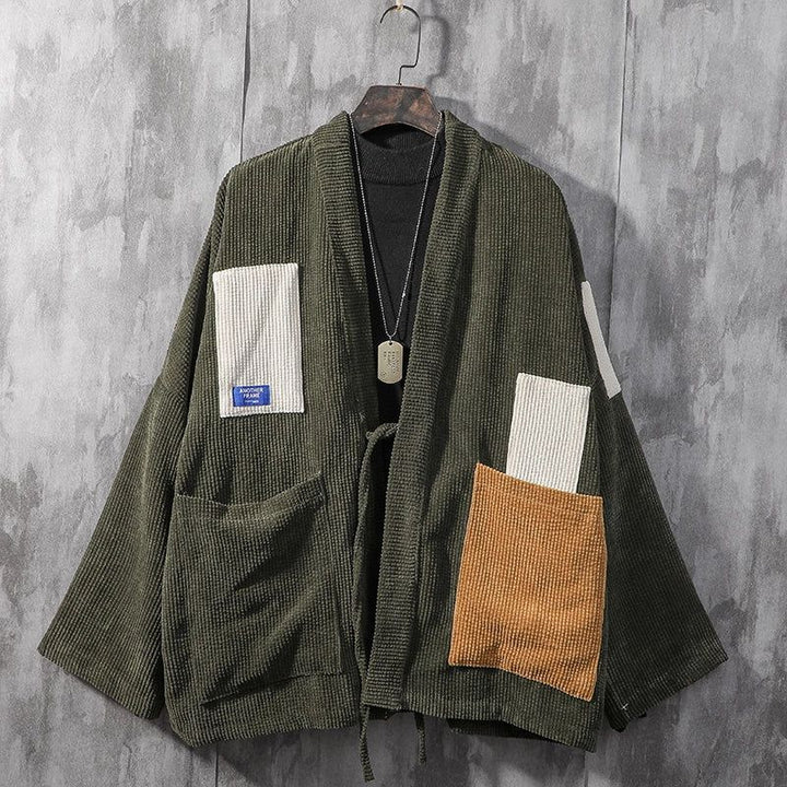 Kimono vert olive en velours côtelé avec poches et empiècements colorés. Style japonais moderne, idéal pour hommes. Vêtements kimono de qualité.