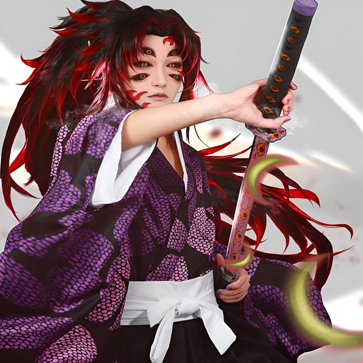 Cosplay d'un personnage de manga en kimono violet et noir, tenant un katana. Découvrez notre collection de kimonos uniques !