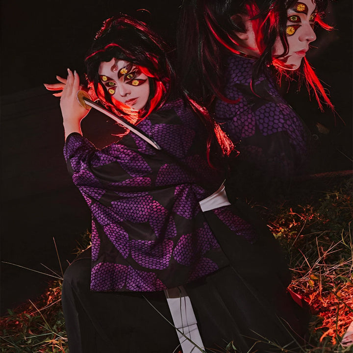 Personnes portant des kimonos violets à motifs, style japonais, yeux peints. Kimonos traditionnels à vendre.